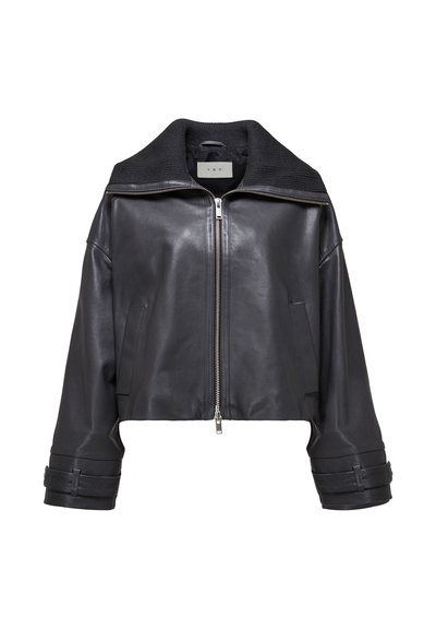 Giacca corta in pelle nera con ampio collo, chiusura con zip frontale e polsini a fascetta. Presenta una texture liscia e un design minimalista.