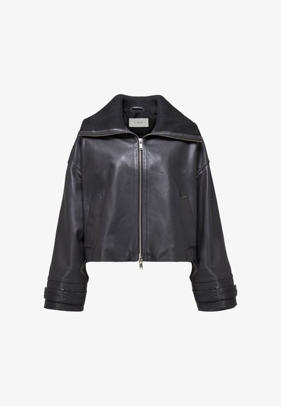 Giacca corta in pelle nera con ampio collo, chiusura con zip frontale e polsini a fascetta. Presenta una texture liscia e un design minimalista.