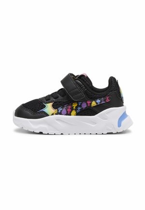 Sneaker noir avec des matériaux en mesh et synthétiques, doté d'une sangle Velcro, d'un motif coloré d'ananas, et d'une semelle en caoutchouc blanche avec des accents bleus.