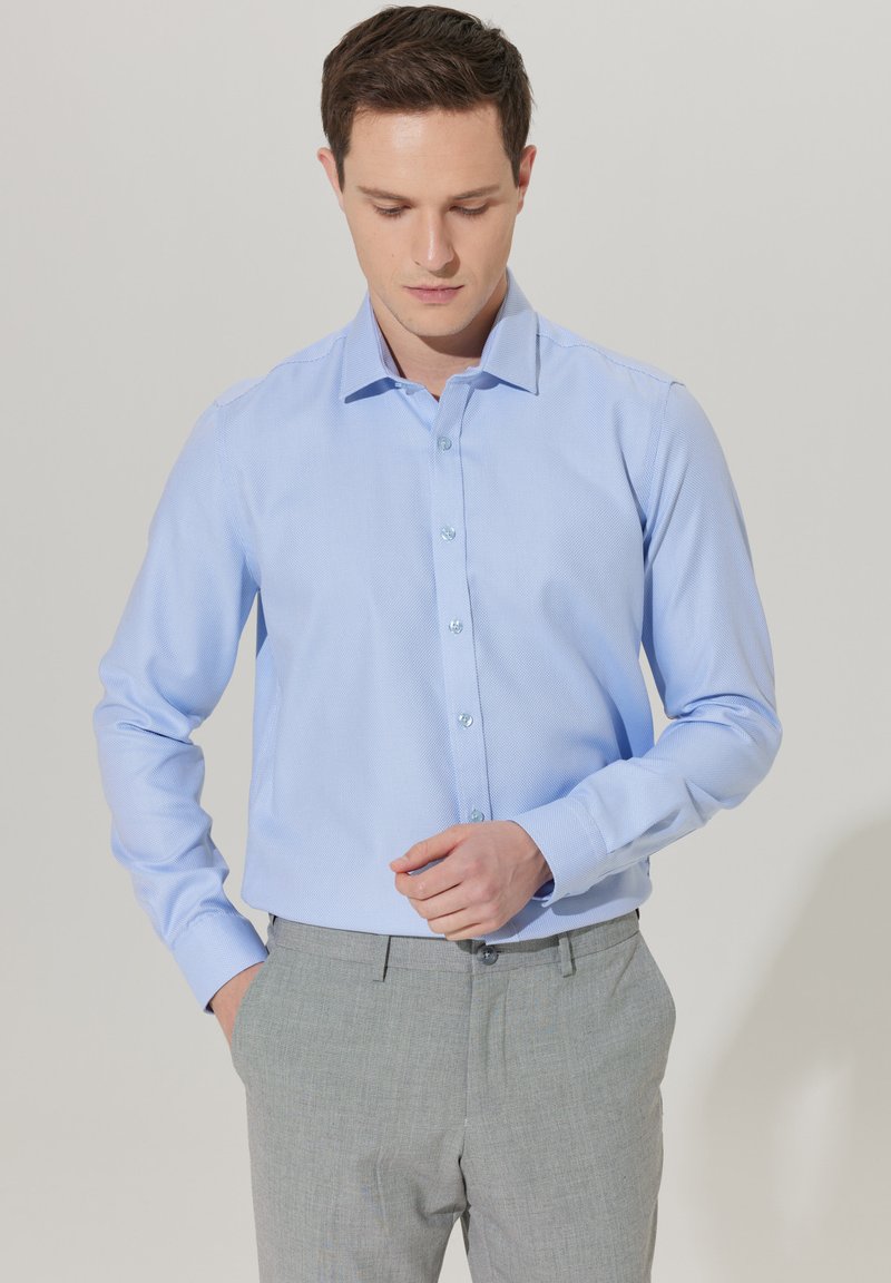 AC&CO / ALTINYILDIZ CLASSICS NON IRON Formal shirt white blue/blue