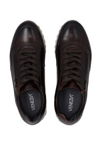 Braune Leder-Sneaker mit gesteppten Akzenten, Schnürung und seitlichem Reißverschluss, Gummisohle und Logo im Inneren.