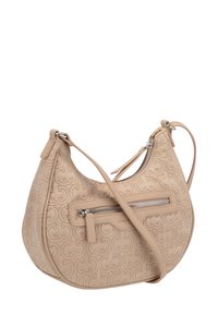 Beige měsíčková taška přes rameno s embosovaným propleteným vzorem, přední kapsou na zip a nastavitelným popruhem na bílém pozadí.