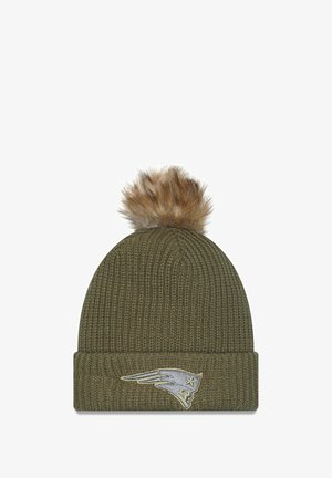 Berretto lavorato a maglia verde oliva con bordo ripiegato e pom-pon in pelliccia sintetica marrone. Presenta un logo ricamato sul davanti. Tessuto testurizzato.