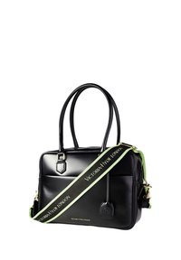 Schwarze Lederhandtasche mit zwei Griffen und einem abnehmbaren grün-schwarzen Schulterriemen mit der Aufschrift "Victoria Hyde London."