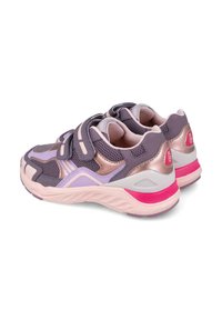Scarpe sportive viola e rosa realizzate in materiale mesh e sintetico, con cinturini in Velcro, suola testurizzata e interno imbottito per il comfort.