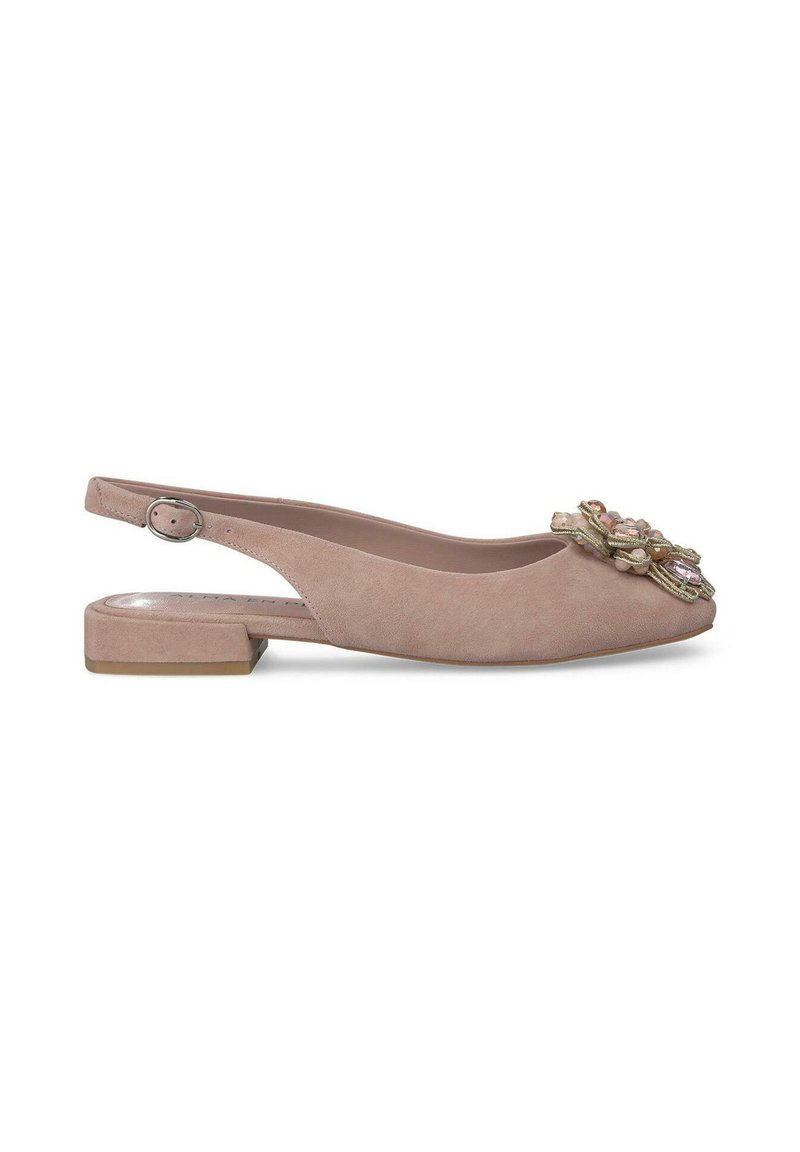 Ballerina con tacco basso in morbido camoscio rosa chiaro. Presenta un decorativo ornamento floreale sulla punta e una chiusura con fibbia in metallo.