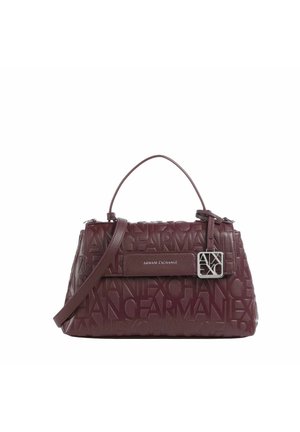 Borsa a tracolla marrone con motivo logo impresso, forma strutturata, doppi manici e tracolla staccabile. Presenta un accentuatore in metallo argento rettangolare.