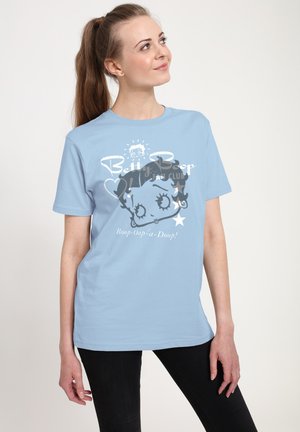 Lyseblå bomulds t-shirt med en grafik af Betty Boop samt teksten "Boop-Oop-a-Doo!" og stjerner, rund halsudskæring, korte ærmer, afslappet pasform.