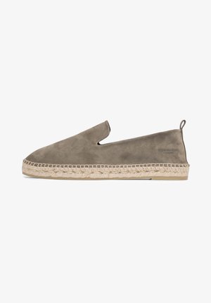 Espadrilles gris de ante sin cordones con suela de yute trenzado, que cuentan con lados recortados y un pequeño bucle trasero para facilitar su uso.
