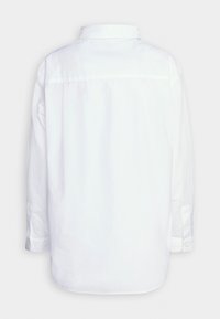 Vit långärmad skjorta med klassisk krage, knäppte manschetter och sömlig rygg. Tillverkad av en lätt bomullsblandning med en mjuk textur.