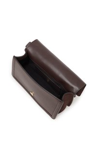 Bruine leren clutch met een gladde textuur, een open ontwerp en een gouden sluiting. Het interieur heeft een donkere stoffen voering met één compartiment.