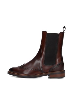 Bruine leren enkelboot met elastische zijpanelen, decoratieve brogue-details en een contrasterende donkere zool met een gestapeld hak.