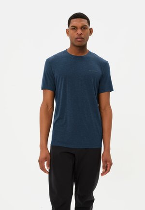T-shirt à manches courtes bleu marine en tissu doux, avec un col rond et un subtil logo sur la poitrine, assorti à un pantalon noir.