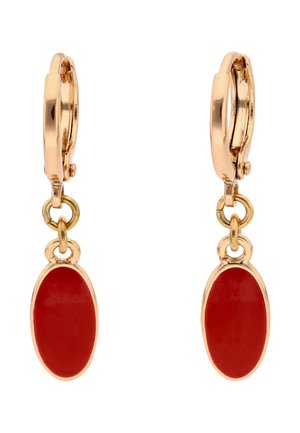 Goldene Creolen mit hängenden ovalen roten Emaille-Anhängern, die durch kleine goldene Ringe verbunden sind, auf weißem Hintergrund.