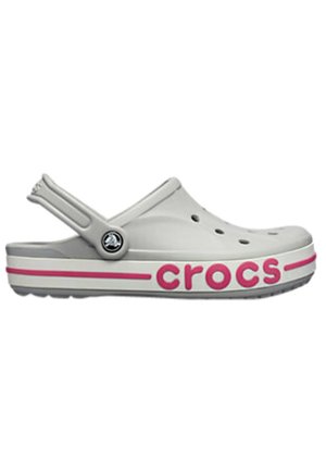 Hellgrauer Crocs-Clog mit Fersenriemen, Lüftungslöchern und pinkfarbenem "crocs"-Schriftzug entlang der dicken weißen Sohle mit pinkem Streifen.