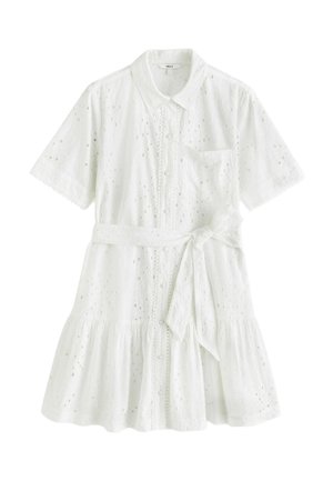 Biała sukienka z krótkim rękawem, haftowana, z kołnierzem, guzikami z przodu, kieszonką na piersi, wiązaniem w talii i szczegółem z falban na spódnicy.
