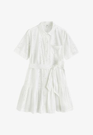 Biele krátke šaty s vyšívaným očkovaním, golierom, gombíkmi vpredu, náprsným vreckom, opaskom v páse a detailom viacerých vrstiev na sukni.
