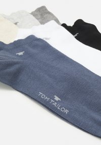 Pack mit fünf Paar Knöchelsocken in Hellgrau, Dunkelgrau, Marineblau, Weiß und Schwarz. Jede Socke verfügt über ein Logo und ein geripptes Bündchen-Design.