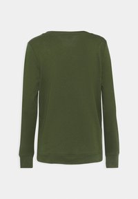 Camisa de manga larga verde oliva hecha de una tela suave, con cuello redondo, puños acanalados y un dobladillo recto, de textura lisa.