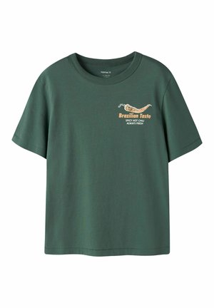 Ciemnozielona koszulka z krótkim rękawem i okrągłym dekoltem, z małym nadrukiem papryczki chili i napisem "Brazilian Taste Spicy Hot Chili Always Fresh" na piersi.