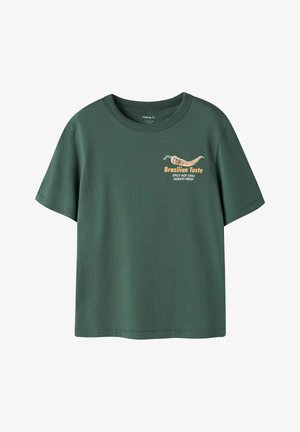 Dunkelgrünes Kurzarmshirt mit rundem Ausschnitt, mit kleinem Chili-Grafik und dem Text "Brazilian Taste Spicy Hot Chili Always Fresh" auf der Brust.