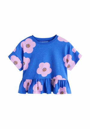 Kék pamut póló rövid ujjakkal, fodros szegéllyel és nagy, rózsaszín virágokkal, barna középpel az elején nyomtatva.