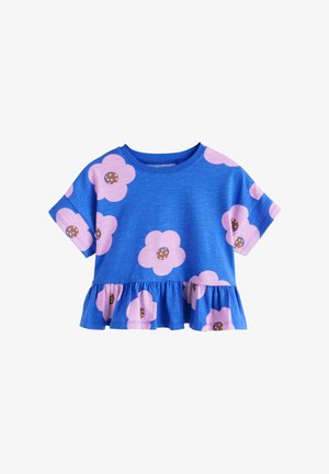 Modré bavlnené tričko s krátkymi rukávmi, volánovým lemom a veľkými ružovými kvetmi s hnedými stredmi potlačenými na prednej strane.