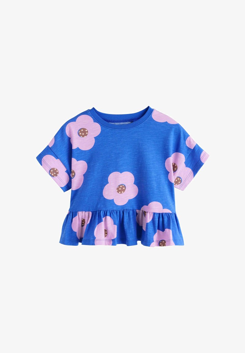 Niebieska bawełniana koszulka z krótkimi rękawami, falbaną u dołu i dużymi różowymi kwiatami z brązowymi środkami nadrukowanymi z przodu.