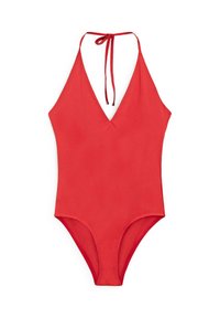 Maillot de bain une pièce rouge avec décolleté en V profond et fermeture à nouer derrière le cou, tissu lisse et coupe de jambe modérée.
