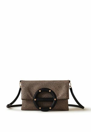 Petit sac bandoulière beige et noir à motifs avec une grande boucle circulaire noire et une sangle noire réglable sur fond blanc.