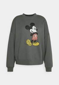 Mörkgrå sweatshirt med rund hals, prydd med en stor grafisk bild av Mikey Mouse i röda shorts och gula skor, med ribbade ärmslut.
