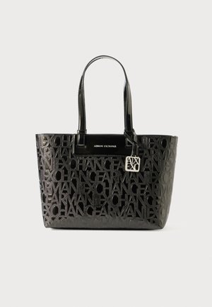 Sac fourre-tout noir en matériau gaufré présentant un logo de marque répété. Texture lisse avec deux poignées et un charm en métal argenté attaché.