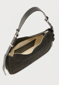 Fekete velúr válltáska sima textúrával, ezüst cipzárral és kontrasztos bézs belsővel. Állítható bőrpánt.