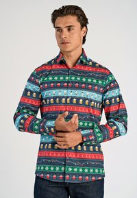 Langärmsgem button-up shirt in blauw, groen, rood en zwart met feestelijke patronen, waaronder sneeuwvlokken, biermok en versieringen.