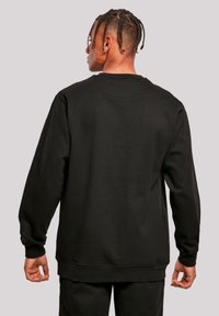 Schwarzer Sweatshirt aus Baumwollmischung mit langen Ärmeln, Rundhalsausschnitt und gerippten Bündchen. Glatte Textur ohne sichtbare Muster oder Akzente.