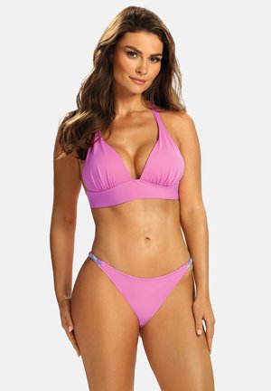 Różowy zestaw bikini z topem w stylu halter z głębokim dekoltem i regulowanymi ramiączkami. Dolna część jest niska z dodatkowymi detalami.