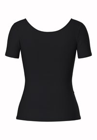 Top negro de manga corta con canalé y escote amplio en forma de scoop. Silueta ajustada y textura suave, presentando un color sólido sin patrones.