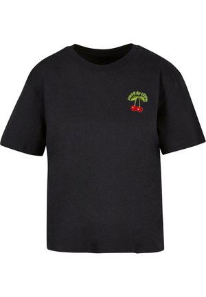 Čierne bavlnené tričko s krátkymi rukávmi, s vyšitým grafikou čerešní a nápisom "Kings of Leon" v zelenej farbe nad dizajnom.