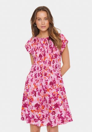 Blumen Kleid in Rosa-, Orange- und Lilatönen. Rundhalsausschnitt, kurze Ärmel, geraffte Taille und knielanger Rock. Leichter Stoff.