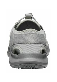 Šedá slip-on obuv s mřížkovaným svrškem a vyztuženým patní částí. Má výřezy pro prodyšnost a texturovanou gumovou podrážku.