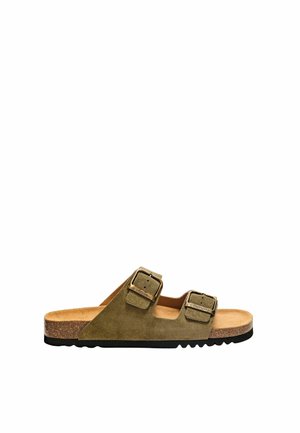 Sandalo a ciabatta in suede verde oliva con due cinturini regolabili con fibbia e plantare in sughero su suola in gomma nera.