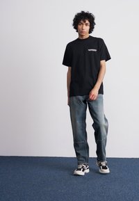 Carhartt WIP RUNAWAY - T-shirts med print - black/wax