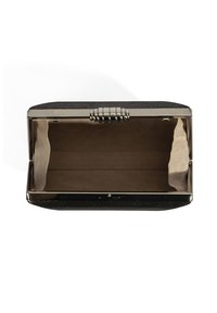 Zwarte clutch met een gladde, gestructureerde buitenkant en metalen sluiting. De binnenkant heeft een zachte, lichtbruine voering voor gemakkelijke toegang.