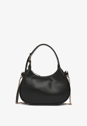 Borsa a mano nera in pelle dalla forma arrotondata, con un manico singolo e tracolla a catena color oro. Texture liscia e design minimalista.