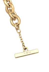Goldfarbener Kettenarmband mit dicken, abgerundeten Gliedern. Verfügt über einen flachen rechteckigen Anhänger mit gravierten markings, der mit einer kurzen Kette befestigt ist.