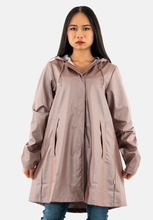 Impermeabile rosa con cappuccio, zip frontale e due tasche laterali. Presenta una texture liscia e lucida e una vestibilità comoda.