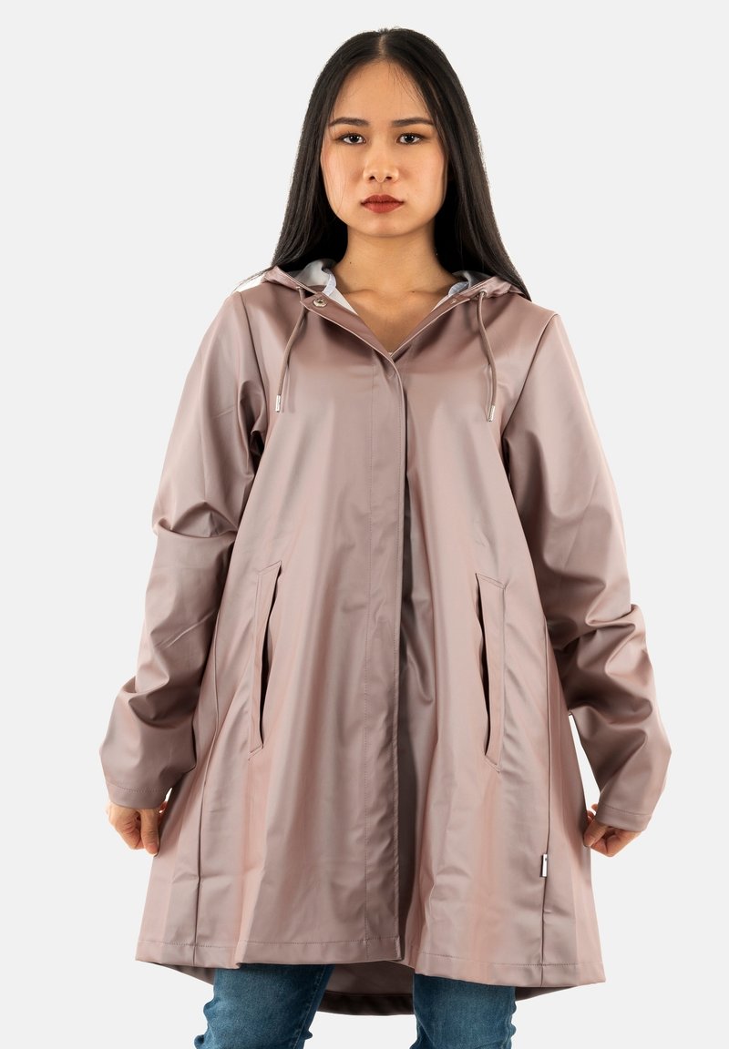 Impermeabile rosa con cappuccio, zip frontale e due tasche laterali. Presenta una texture liscia e lucida e una vestibilità comoda.