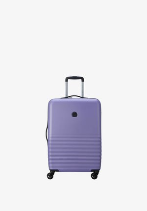 Valigia rigida viola con scanalature orizzontali, manico telescopico e quattro ruote nere, dotata di una cerniera centrale e un piccolo foro.