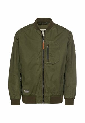 Veste bomber vert olive avec fermeture éclair à l'avant, poignets et col côtelés. Présente une poche sur la poitrine gauche et des poches latérales, fabriquée en matériau léger.