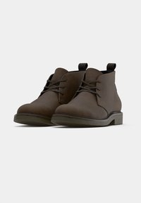 Rudi odiniai aulinukai su raišteliais, guminėmis padų dalimis, apvaliu pirštu ir kulno kilpute patogiam vilkėjimui. Lygi tekstūra.